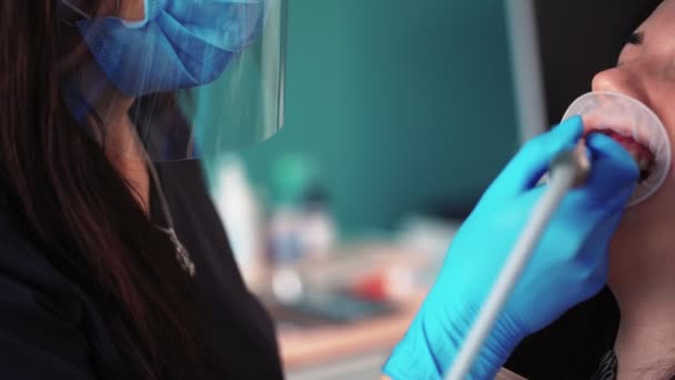 Žena Zubař s asistentem dělá čištění zubů Žena Pacient v zubní klinice — Stock video