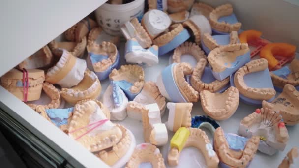 Műanyag műfogsorok a fogászatban. Fogprotézisek. Cápa 3D szkenneléshez — Stock videók