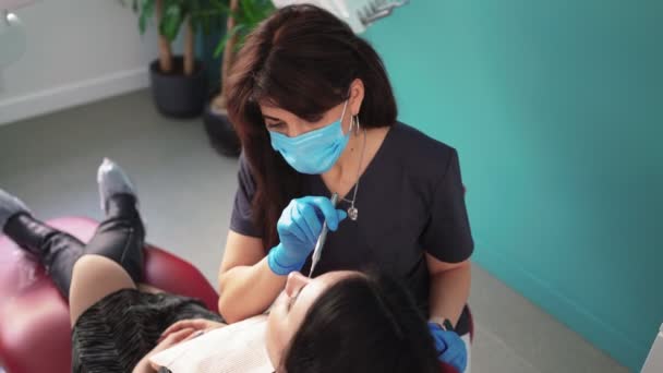 Dokter Gigi Wanita dengan Asisten Apakah Brushing Pasien Wanita Gigi di Klinik Gigi — Stok Video