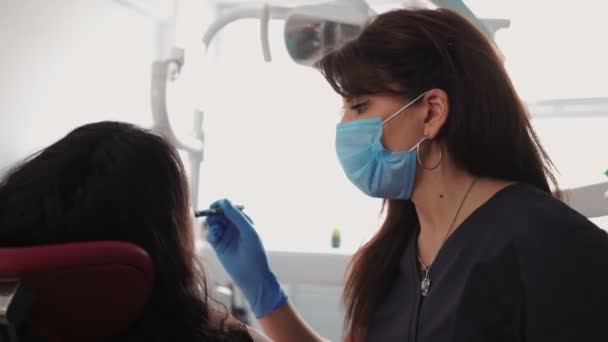 Profesionální zubařka v lékařských rukavicích Pacient na zubní klinice — Stock video