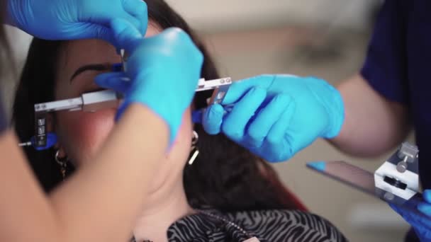 Dentista en guantes médicos usando herramienta especial examina paciente en clínica dental — Vídeo de stock
