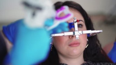 Tıbbi Eldiven Dişçisinin Diş Kliniğindeki Özel Araç Muayenesi Hastası