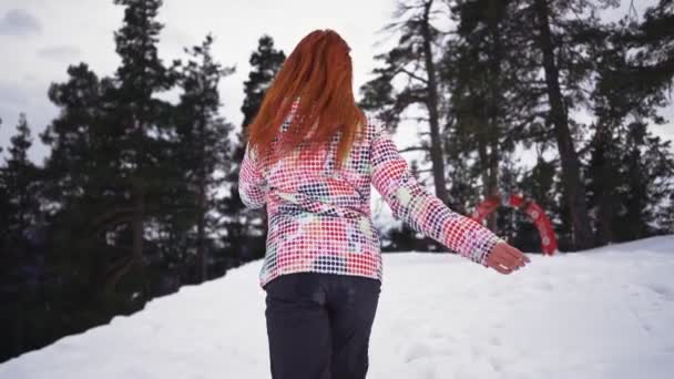 Boldog lány a sífelszerelés fut, és mosoly a havas hegyek és erdők — Stock videók