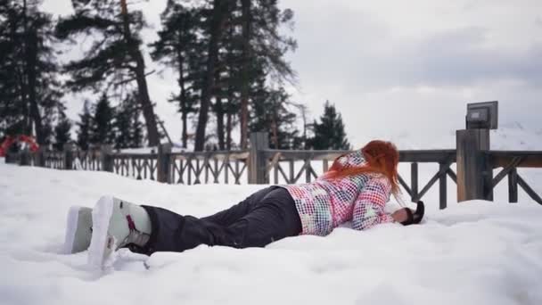 Szczęśliwa Piękna Dziewczyna W Sprzęt Narciarski Grał W Śniegu I Uśmiechach — Wideo stockowe