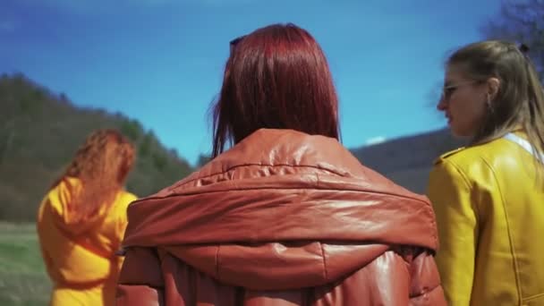 Varias chicas jóvenes están caminando a lo largo de la carretera viajando a lugares hermosos. — Vídeo de stock