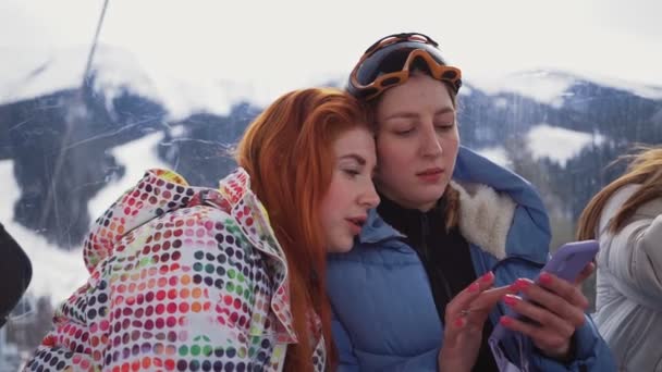 Dos mujeres lesbianas se sientan abrazándose en el ascensor de la montaña. Dos novias amorosas. LGTB — Vídeo de stock