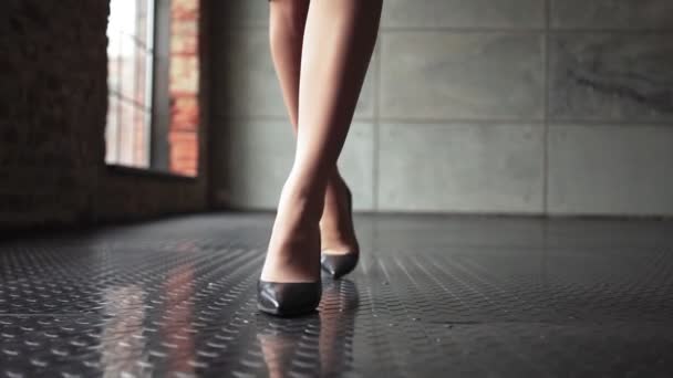 Неузнаваемая красивая деловая женщина Ноги на высоких каблуках ходить по офису — стоковое видео