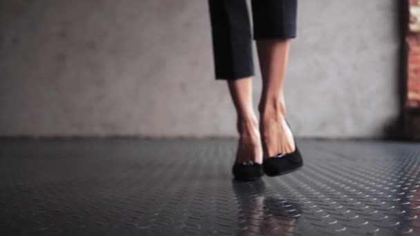 Неузнаваемая сексуальная деловая женщина ноги ходить успешной леди идет грациозно — стоковое видео
