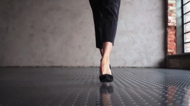Неузнаваемая сексуальная деловая женщина ноги ходить успешной леди идет грациозно — стоковое видео