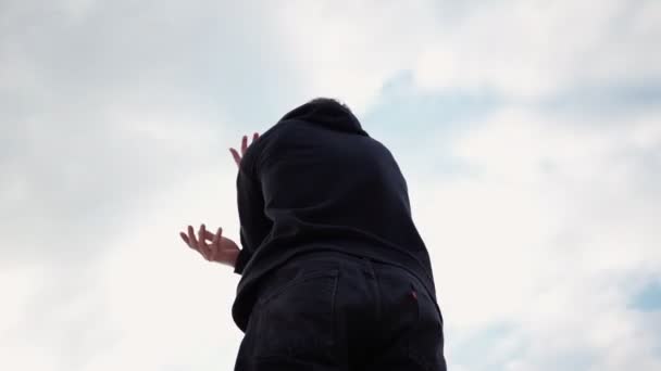 Sokak Dansçısı Dans Ediyor. Adam Dövüş Sanatları Biçiminde Hareket Ediyor — Stok video