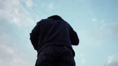 Kızgın Adam Smartphone 'da agresif bir şekilde iletişim kuruyor. Telefonda Konuşan Adam Bağırıyor