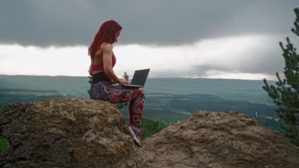 Mulher Escritor está digitando no laptop deslumbrante paisagem. Menina bonita Freelancer — Vídeo de Stock