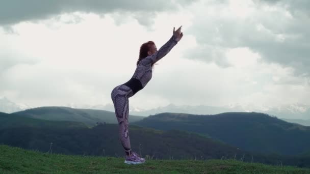 Mujer Atlética Practica Yoga Impresionante Paisaje de Montaña. Chica Deportes al aire libre — Vídeo de stock