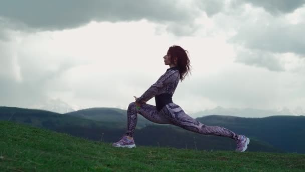 Спортивная девушка практикует йогу на фоне потрясающего горного пейзажа. — стоковое видео