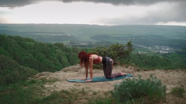 Donna atletica pratica stretching sulla cima della montagna Ragazza va in sport all'aria aperta — Video Stock
