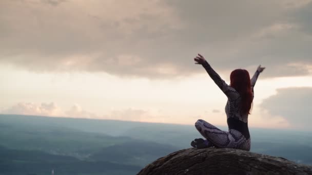 Chica practica yoga mientras está sentado en posición de loto hermoso paisaje de montaña — Vídeo de stock