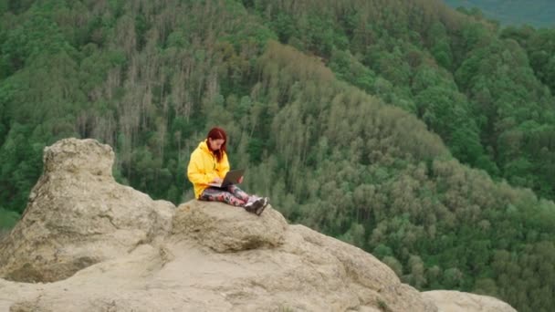 Mulher Escritor está digitando no laptop deslumbrante paisagem. Menina bonita Freelancer — Vídeo de Stock