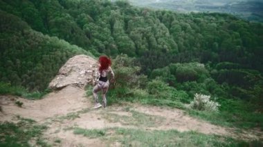 Atletik Kız Top Mountain boyunca koşuyor. Sıska Kadın Koşucu Dışarıda Spor Yapıyor