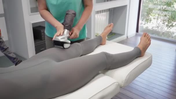 Massagem de GLP no salão de beleza. Profissional massagista faz procedimento cliente mulher — Vídeo de Stock