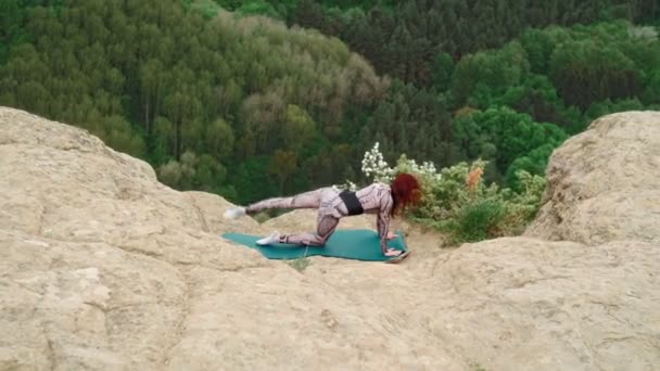 Chica atlética se dedica a la aptitud física para la pérdida de peso en la cima de la montaña. — Vídeos de Stock