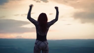 Atletik Kız En İyi Dağ 'da Başarı Kazandı ve Seviniyor