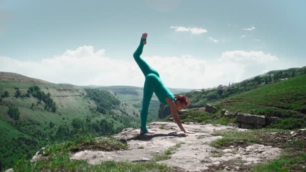 Athletic Woman Stretching Against Stunning Mountain Landscape. fille faire splits — Video
