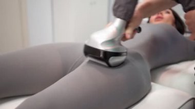 Güzellik salonunda LPG Masajı. Profesyonel Masör Prosedür Müşterisi Kadın Yaptı