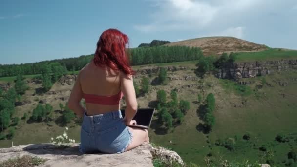 Pisarka pisze na laptopie Oszałamiający krajobraz. Piękna dziewczyna Freelancer — Wideo stockowe