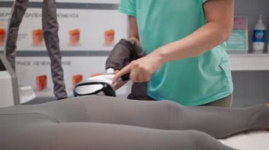 Güzellik salonunda LPG Masajı. Profesyonel Masör Prosedür Müşterisi Kadın Yaptı