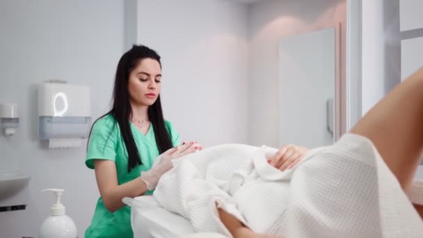Kosmetikerin macht Eingriffe Gesichtsreinigung Patientin. Wellness Haut- und Körperpflege — Stockvideo
