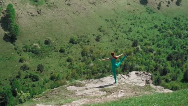 Práticas de meninas atléticas Yoga na Montanha Edge. Magro mulher treino ao ar livre — Vídeo de Stock