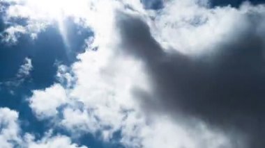 Bulutlu gökyüzünün zamanı. Hızlı hareket eden bulutlar. Cennetlik manzara