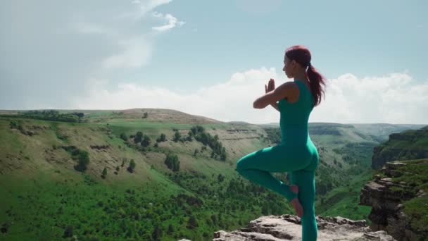 Спортивна дівчина практикує йогу на горі Едж. Хвилююча жінка працює на відкритому повітрі — стокове відео