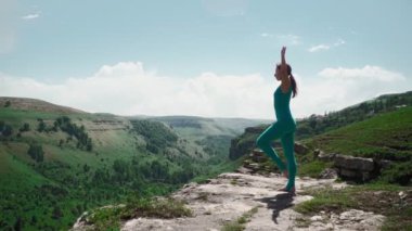 Edge Dağı 'nda Atletik Kız Yoga Çalışıyor. Sıska Kadın Spor Salonu