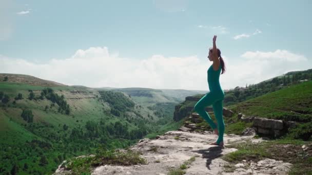 Athletic Girl Practica Yoga al Borde de la Montaña. Slim Mujer Entrenamiento al aire libre — Vídeos de Stock