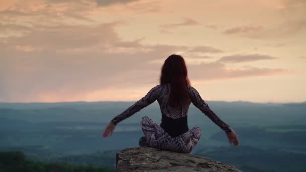 Práticas de menina Yoga enquanto sentado na posição de lótus bela paisagem da montanha — Vídeo de Stock