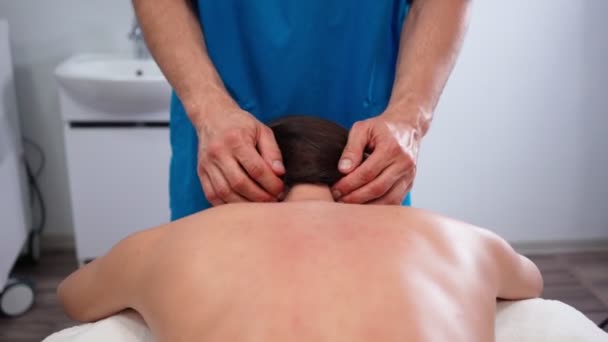 Manlig professionell massör gör massage till vacker flicka klient i skönhetssalong — Stockvideo