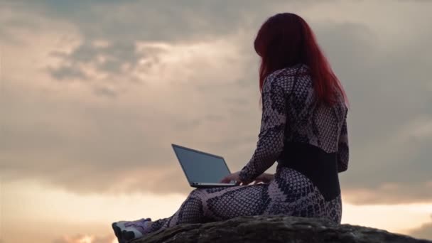 Girl Blogger Traveler typt tekst op laptop tijdens het zitten op de Top Mountain — Stockvideo