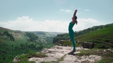 Edge Dağı 'nda Atletik Kız Yoga Çalışıyor. Sıska Kadın Spor Salonu