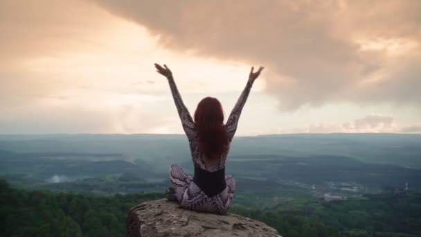 Práticas de menina Yoga enquanto sentado na posição de lótus bela paisagem da montanha — Vídeo de Stock