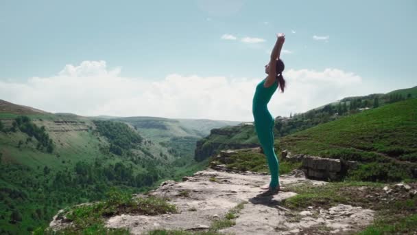 Спортивная девушка практикует йогу на Эдж Маунтин. Тренировки стройных женщин на открытом воздухе — стоковое видео