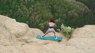 Atletik Kız Dağın Tepesinde Kilo Vermek İçin Spor Yapıyor.