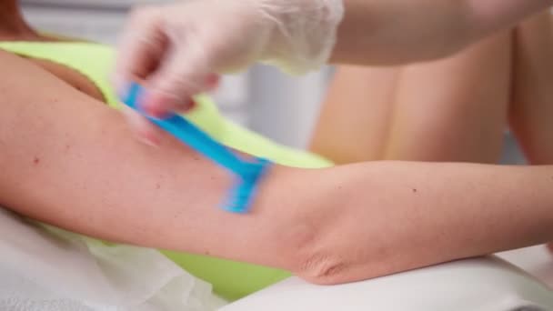 Kosmetyk Przygotowanie procedury Laserowe usuwanie włosów Kobiece dłonie w salonie piękności — Wideo stockowe