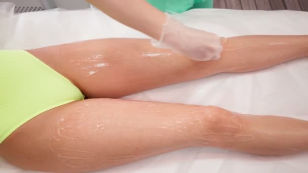 Beautician kobieta sprawia, że procedura do laserowego usuwania włosów kobiet nogi salon piękności — Wideo stockowe