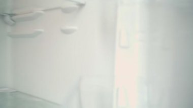 Aç Adam Boş Buzdolabını açar ve Arta kalan ekmeği alır. Yoksulluk