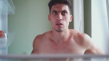 Aç Adam Boş Buzdolabını açar ve Arta kalan bir yumurtayı alır. Yoksulluk