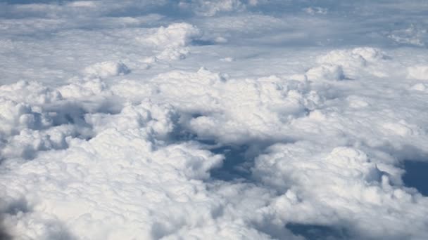 从窗上看去,从飞机上看美丽的云彩.空运概念 — 图库视频影像