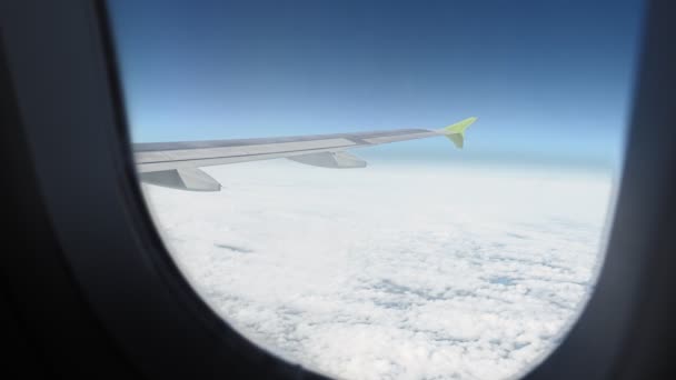 Kilátás az ablakból repülő repülőgép a gyönyörű felhők. Légiközlekedési koncepció — Stock videók