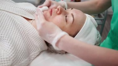 Kadın Güzellik Uzmanı Kız İçin Yüz Gençleştirme ve Temizleme Prosedürü Yapıyor