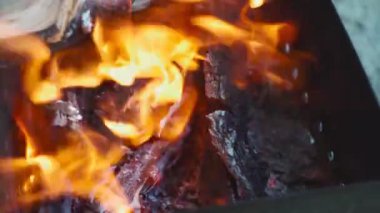 Yakacak odun ızgarada yanmış. Yaz tatili. Et pişirmek için kömür